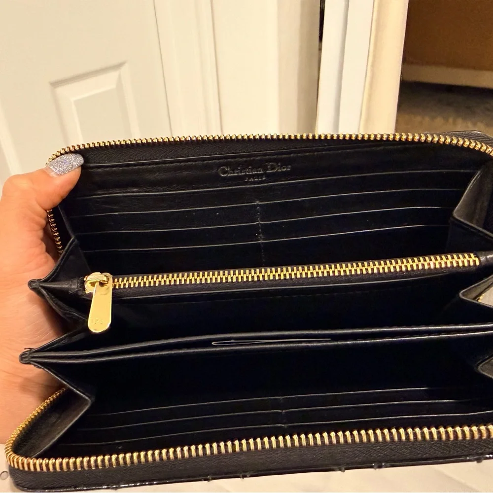 Dior - Lady Dior Voyageur Zip Wallet in Black Patent Cannage - Picture 8 of 15